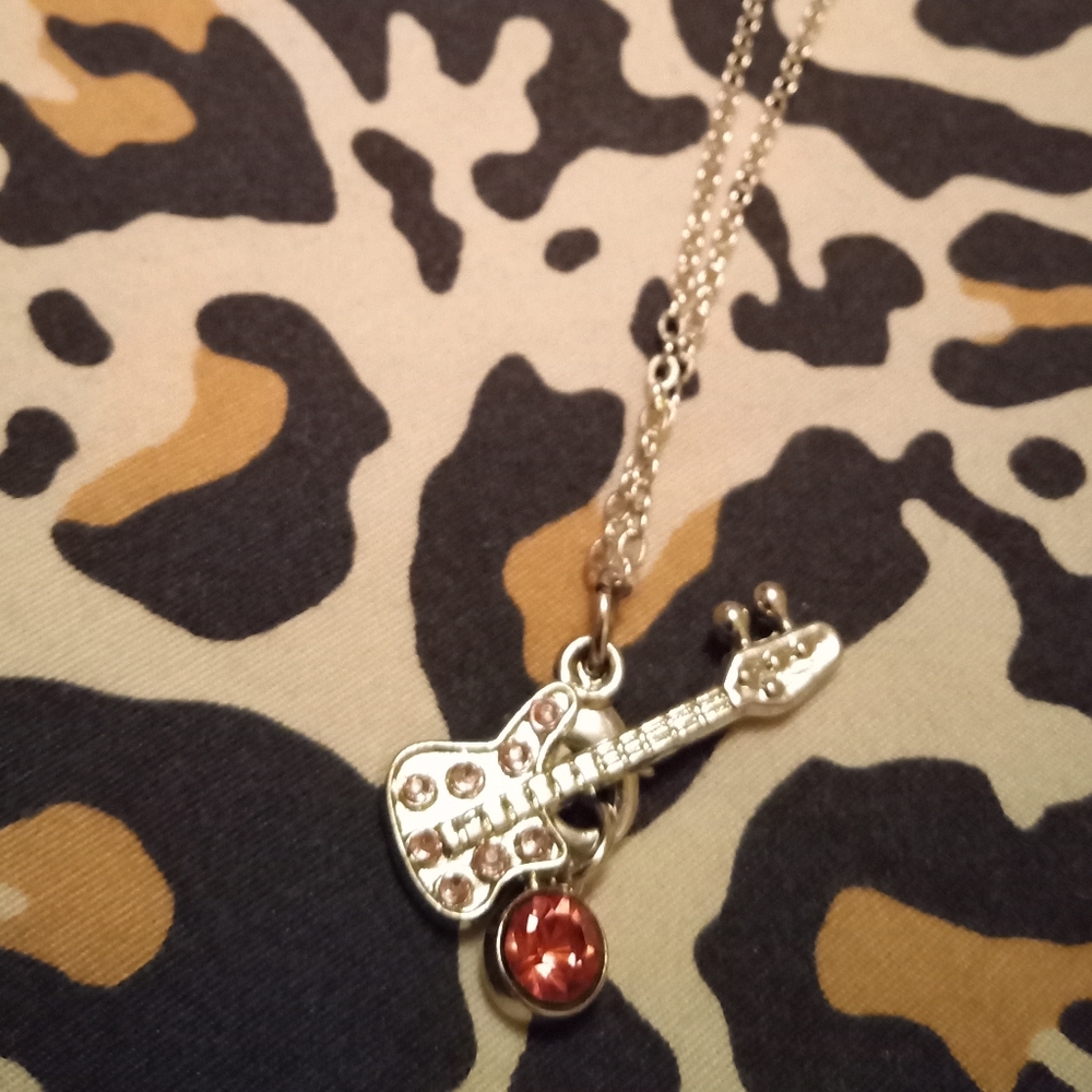 🎵🎸 Guitar Necklace. Silver 18in Chain
